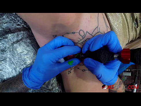 ❤️ Estremamente tatuato hottie Sully Savage ottenuto un tatuaggio sul suo clitoride ☑ Video di sessoal it.happytour.top ❌❤